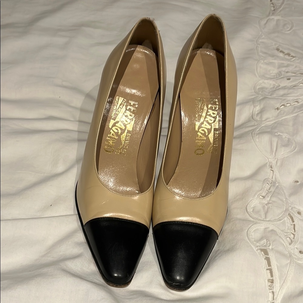 Salvatore Ferragamo vintage Beige and Black Heels